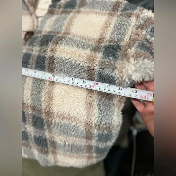 THRED-SUPPLY Plaid print cropped Sherpa sweatshirt THRED-SUPPLY size small cozy - Picture 9 of 10